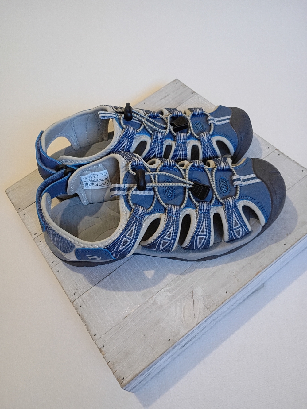 Dannto Women's Closed-Toe Hiking Water Sandals Size EU 38 Us 7.5 Great Condition